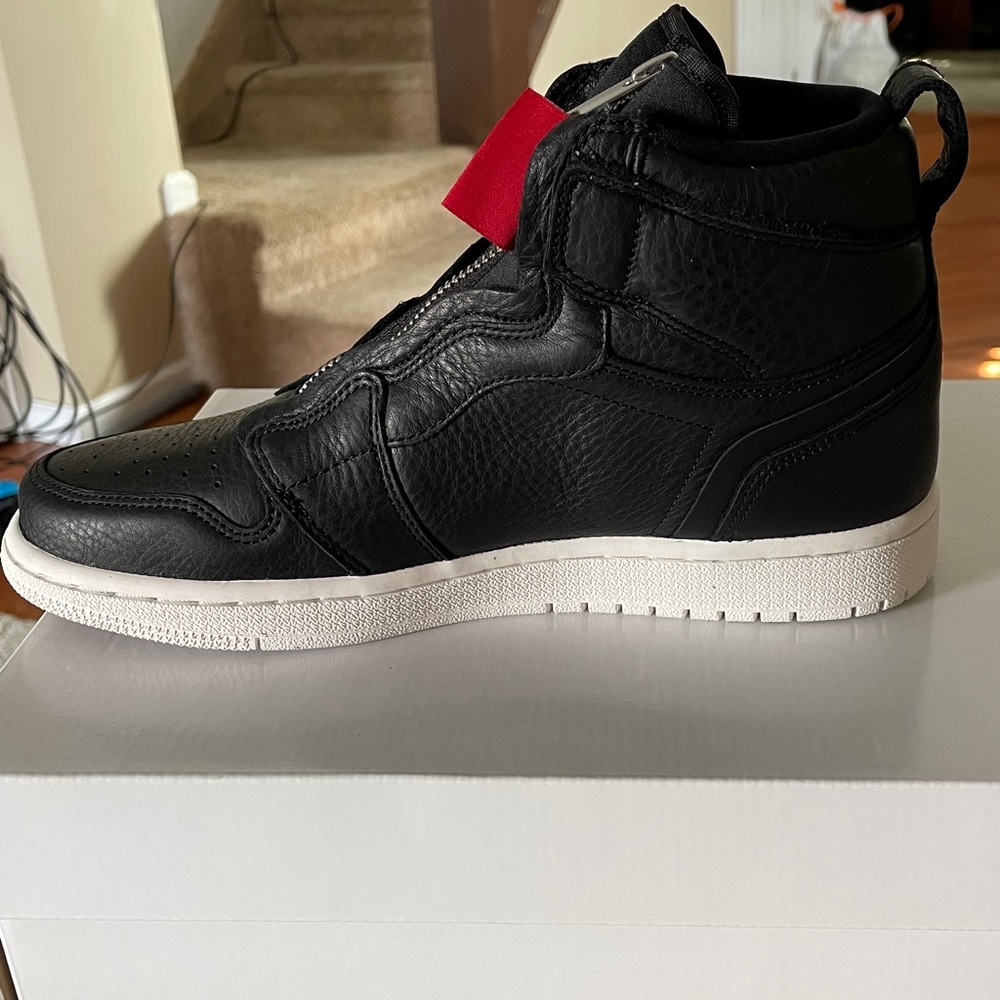 WOMENS AIR JORDAN 1 HI ZIP, SIZE 8, Black/Gym Red-Phamtom